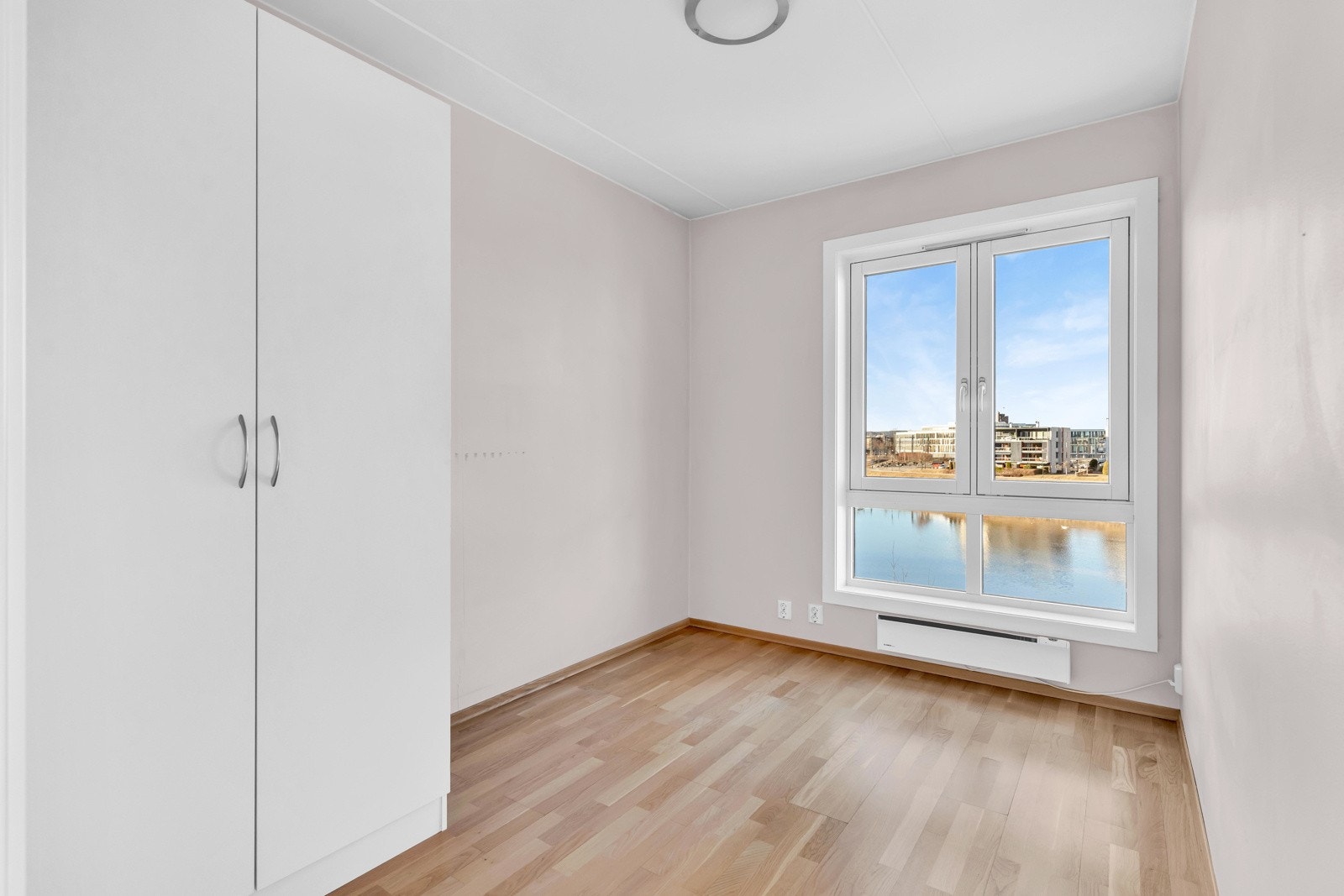 Soverom med garderobeskap. Galleribilde