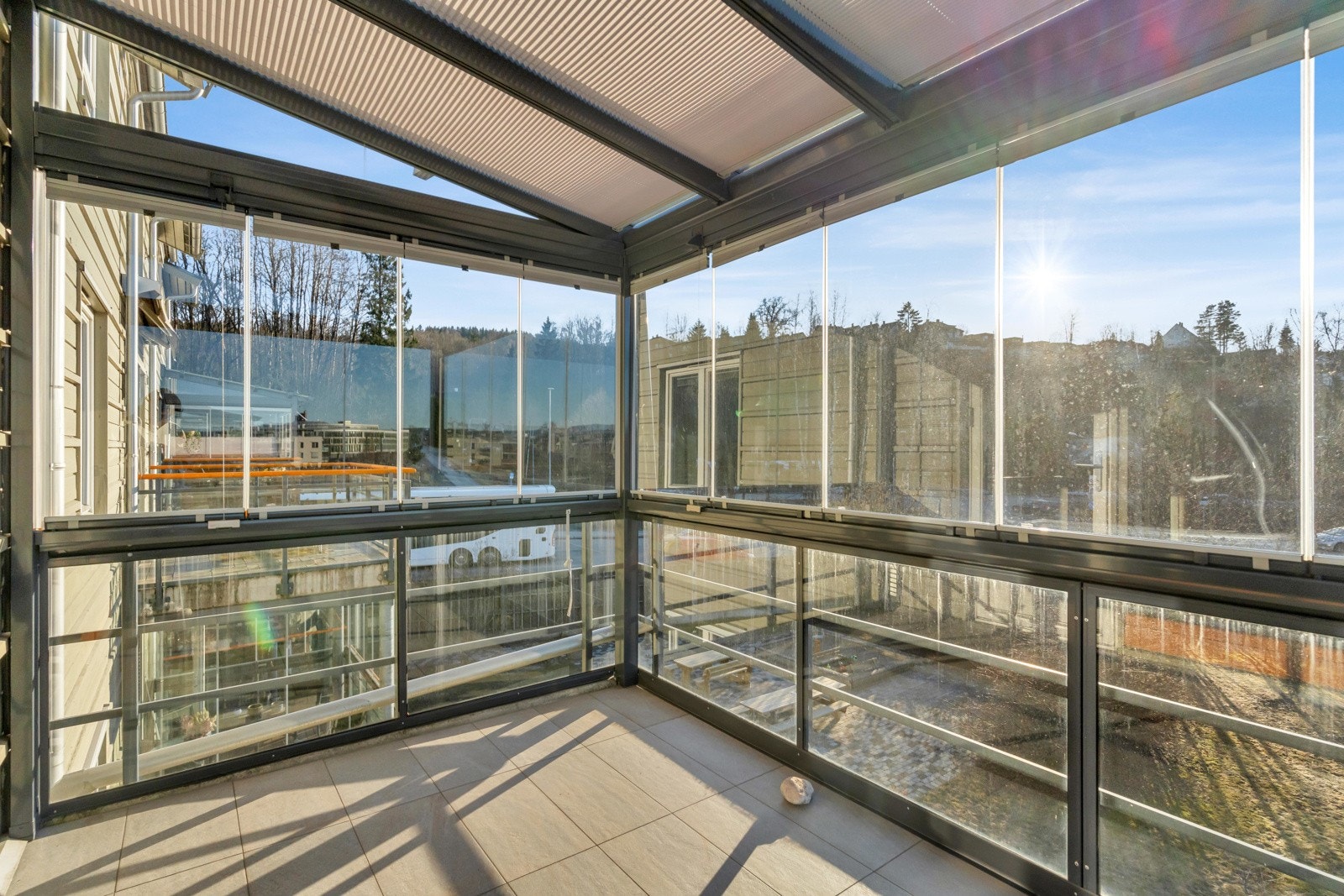 Glassvinduene kan skyves helt opp, så man kan sitte ute under tak. Galleribilde