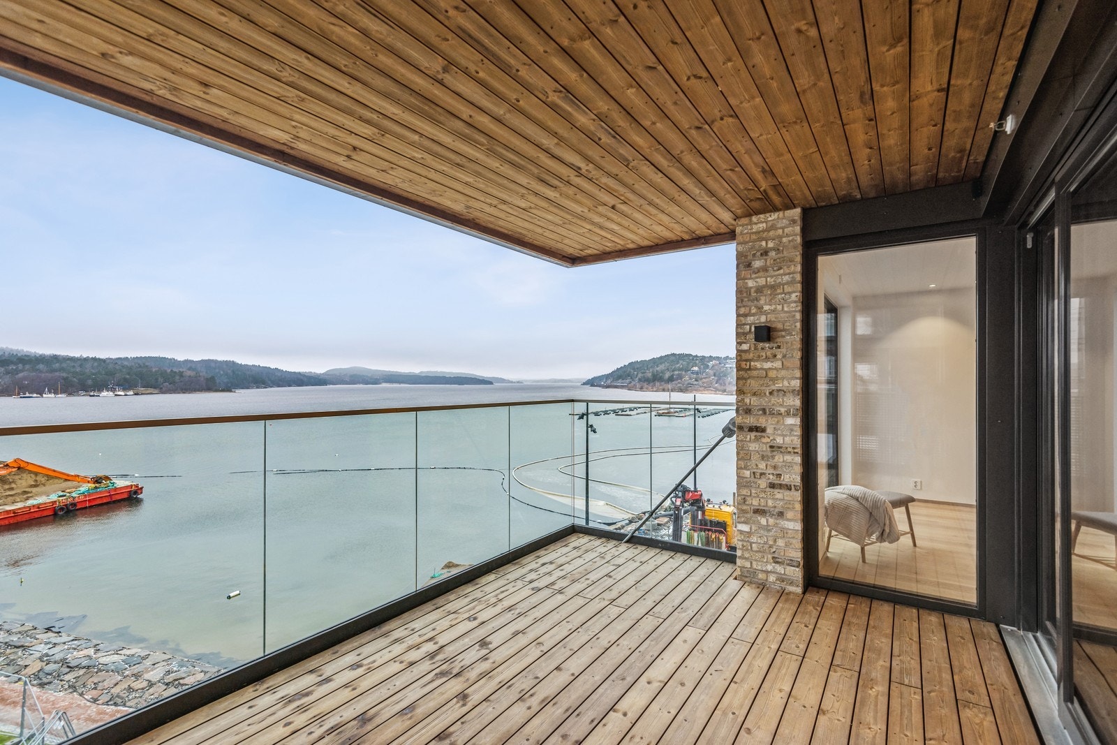 Stor overbygd balkong med nydelig sjøutsikt Galleribilde