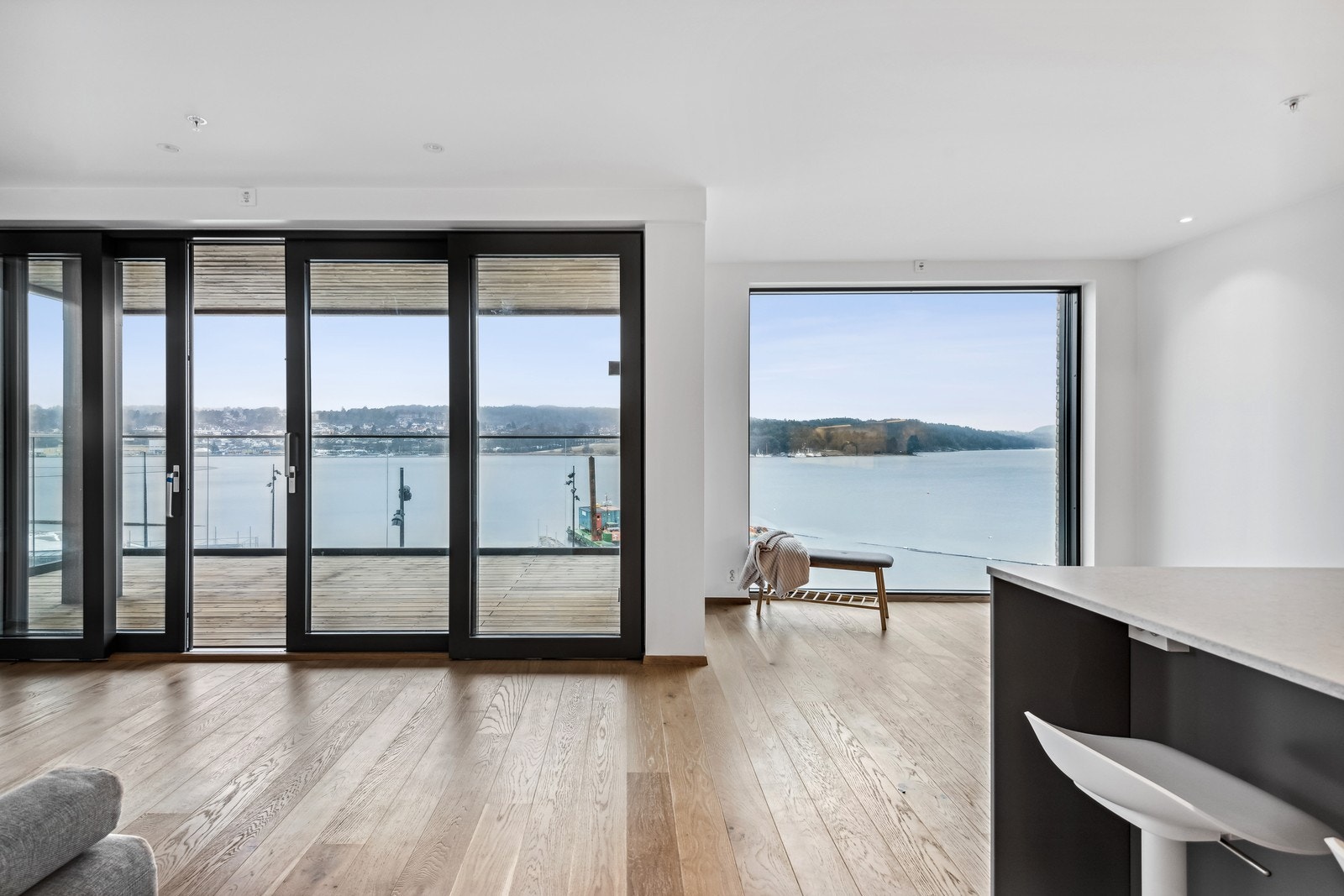 Stue og kjøkken i åpen løsning Galleribilde