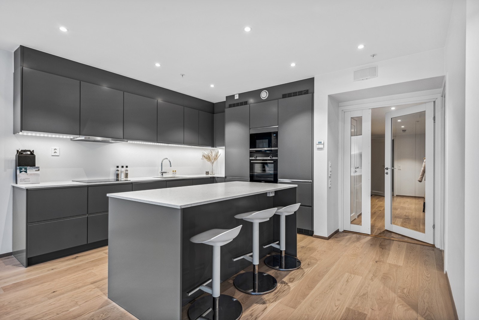 Nydelig kjøkken med integrerte hvitevarer Galleribilde