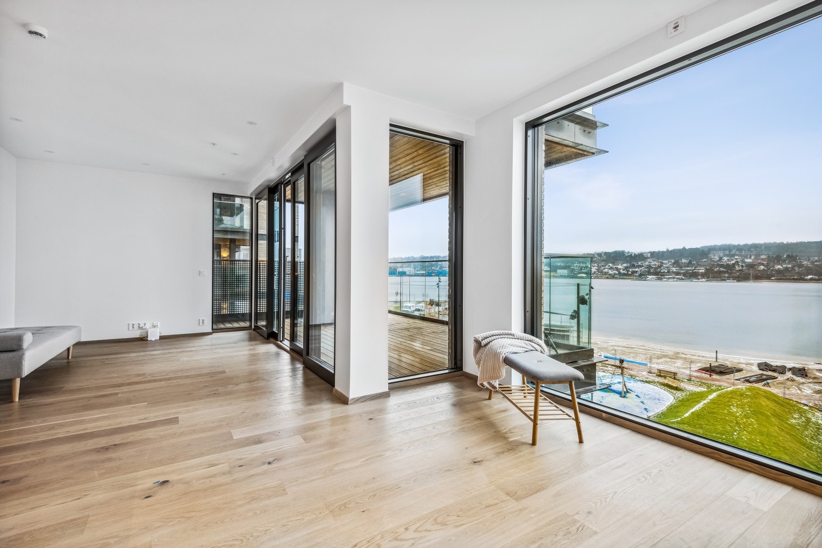 Nydelig sjøutsikt fra store vindusflater i stue Galleribilde