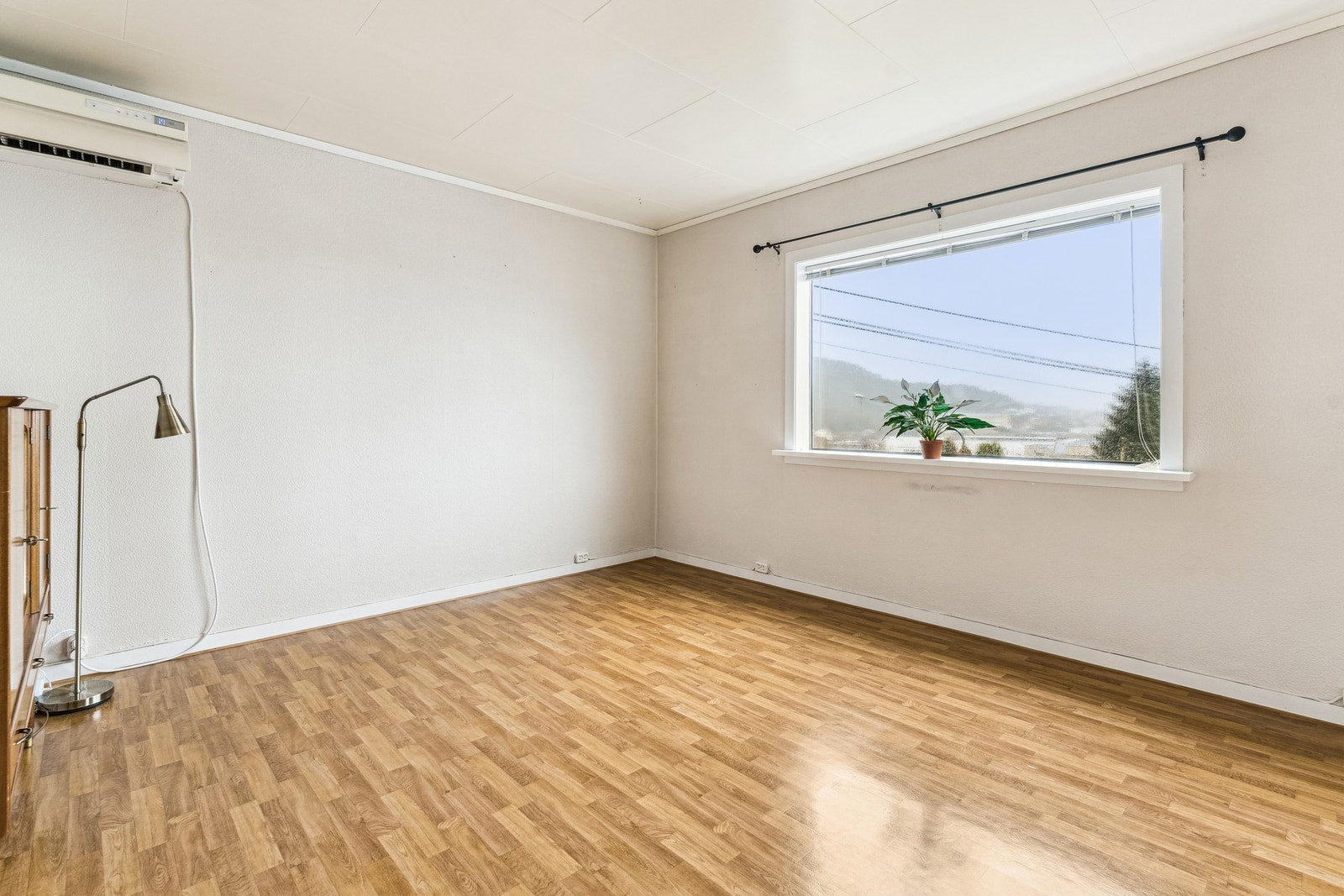 Stue. Det er varmepumpe og vedovn på stue. Galleribilde