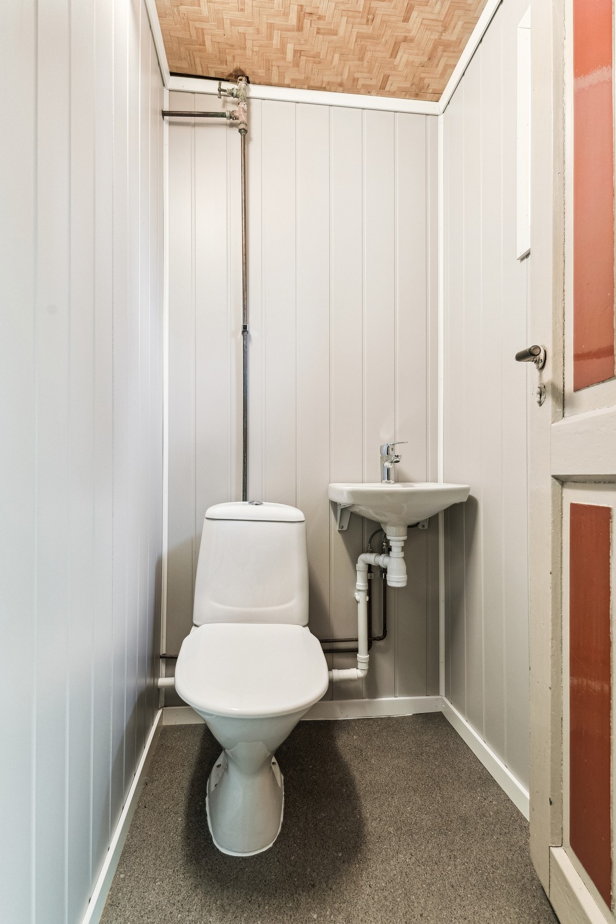 Toalettrom i kjeller. Galleribilde