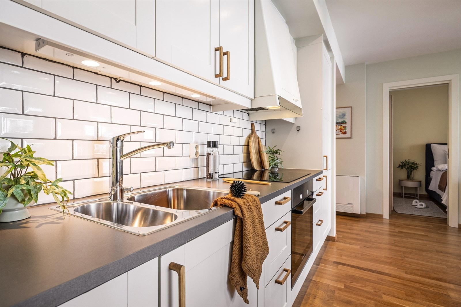 Kjøkkenet har blitt innredet med integrerte hvitevarer som stekeovn, platetopp, ventilator, oppvaskmaskin og kjøl- og fryseskap. Det er montert ny platetopp og komfyrvakt i 2025. Galleribilde