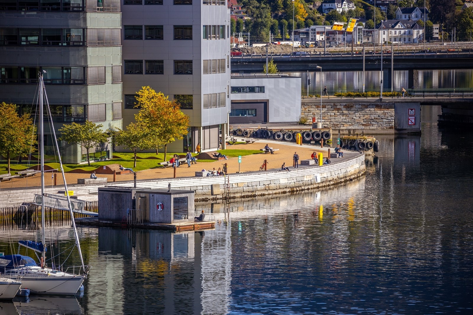 I området kan en kose seg i badstu hos Heit eller City sauna, fiske fra bryggen eller ta en rolig kajakktur. Galleribilde
