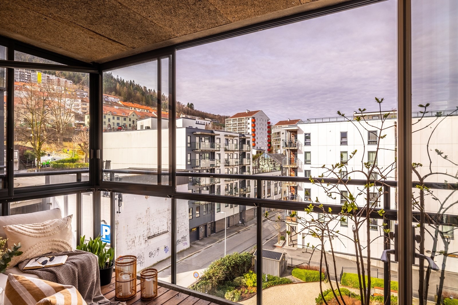 Det er utgang fra stue til en flott innglasset balkong på 7 kvm med gode solforhold. Galleribilde