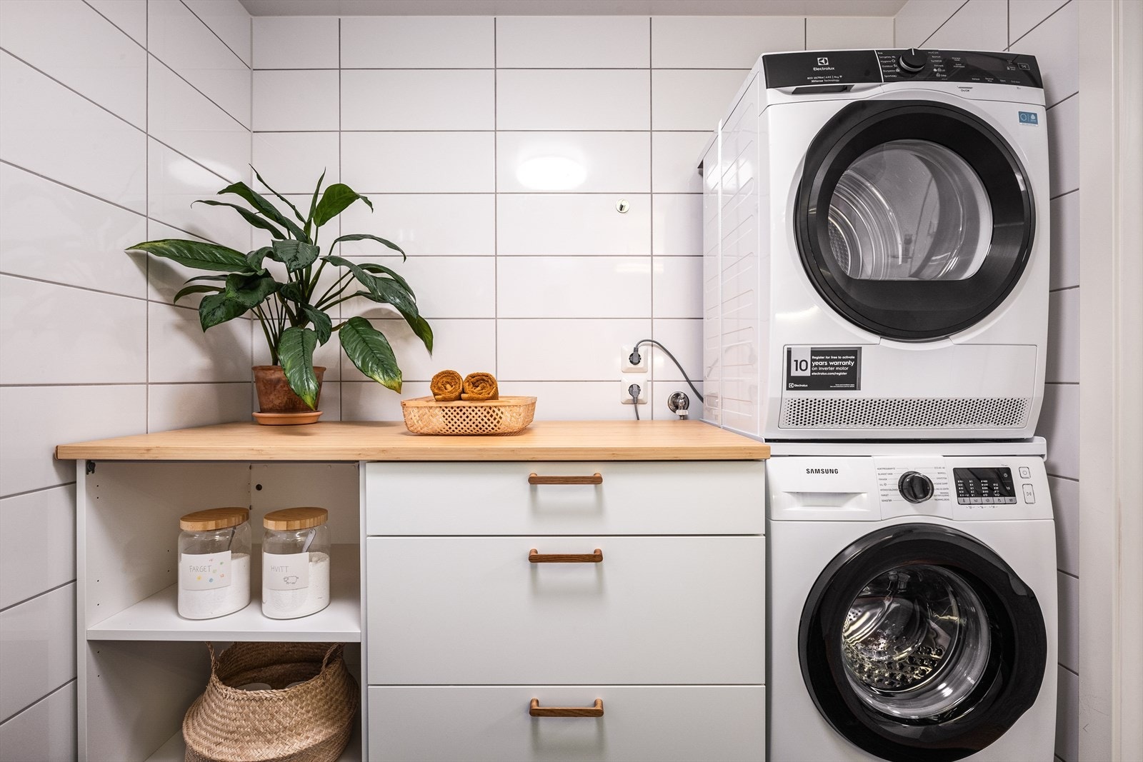 Her er det rikelig med plass til både vaskemaskin og tørketrommel, samt oppbevaring. Galleribilde