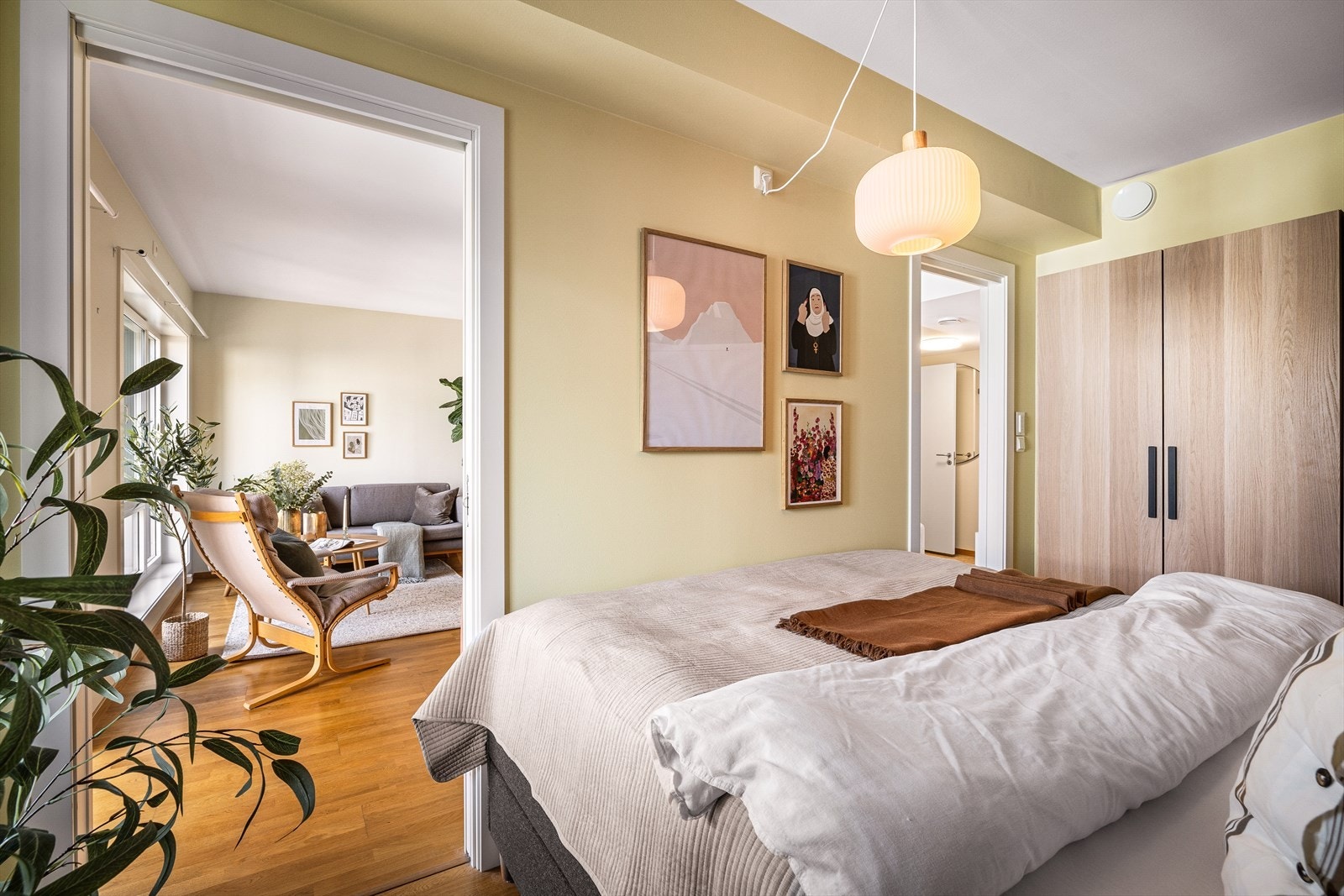 Ønsker man å ha "god kontroll og orden" i sakene, kan man enkelt organisere klærne i de to garderobeskapene. Galleribilde