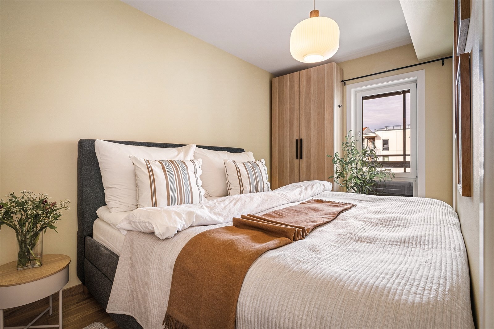 Delikat og romslig hovedsoverom med god plass til dobbeltseng, garderobeskap og nattbord for enkel oppbevaring. Galleribilde