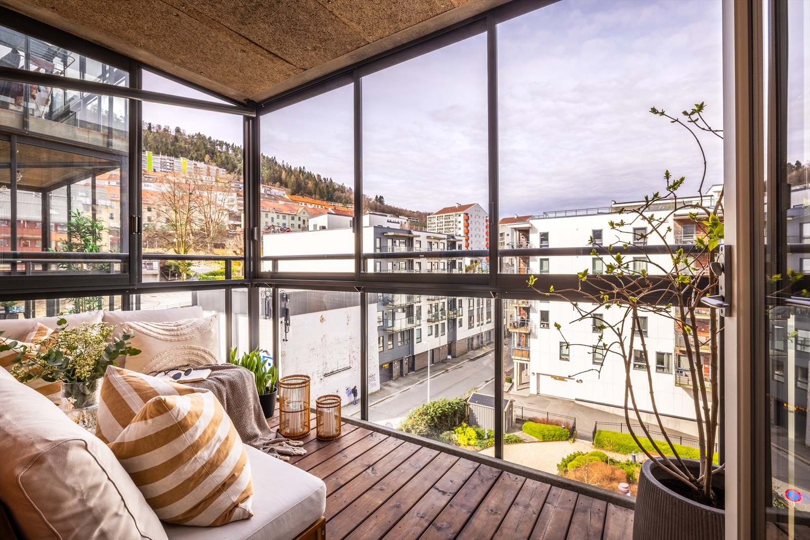 Leiligheten ligger høyt og flott til i byggets 5. etasje og er en del av Sameiet Damsgårdsveien 69-71. Galleribilde