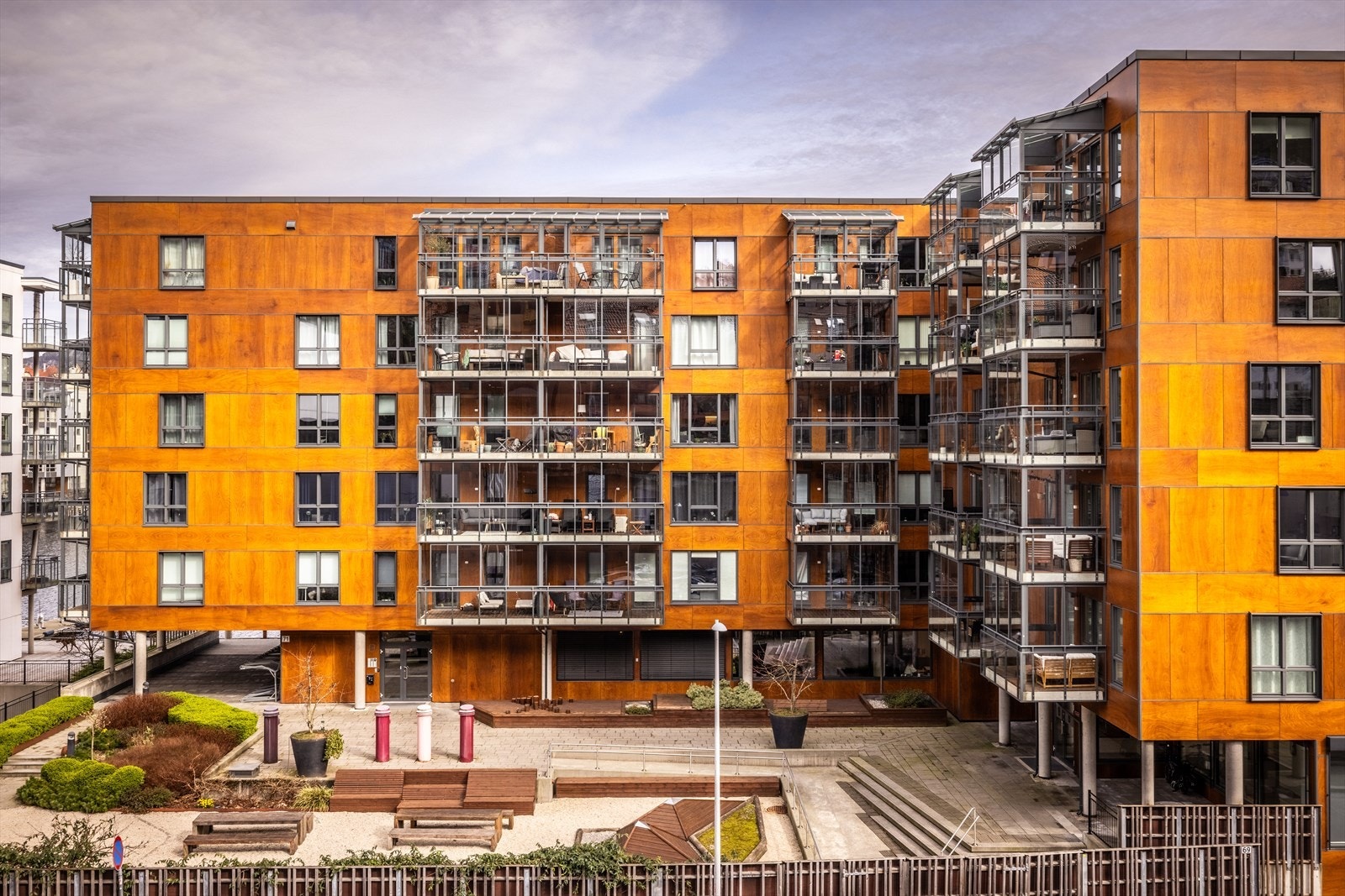 Fellesarealet er pent opparbeidet med beplantning, felles utemøbler og lekeareal. Galleribilde