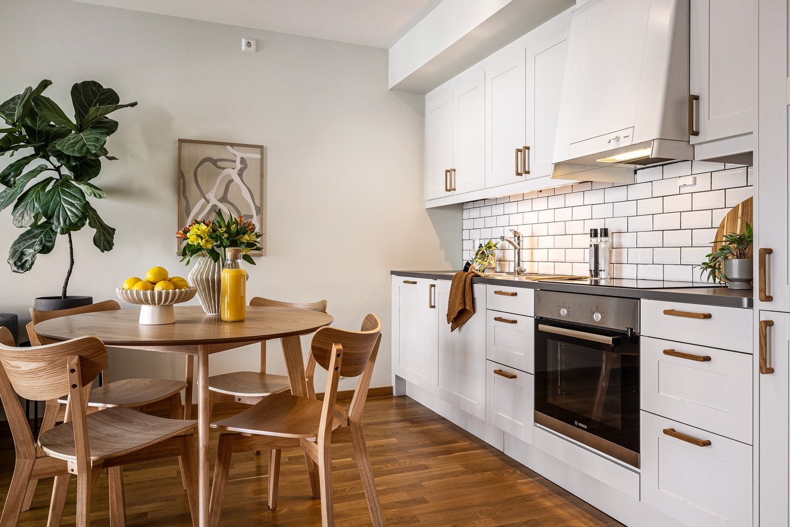 Pent og praktisk kjøkken med et tidløst design. Galleribilde