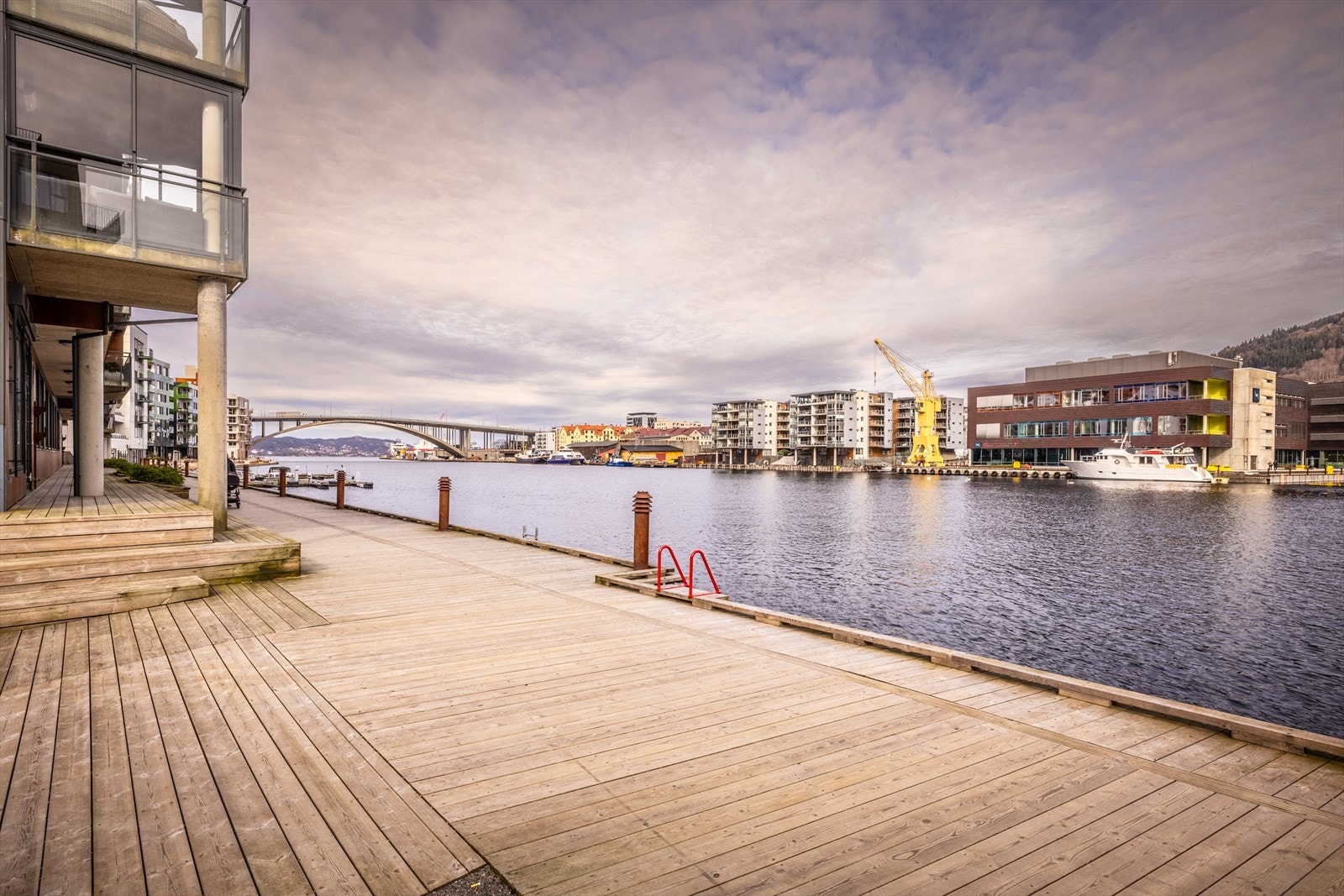 En nydelig strandpromenade som strekker seg langs sundet har blitt et populært sted for turgåing og rekreasjon. Galleribilde
