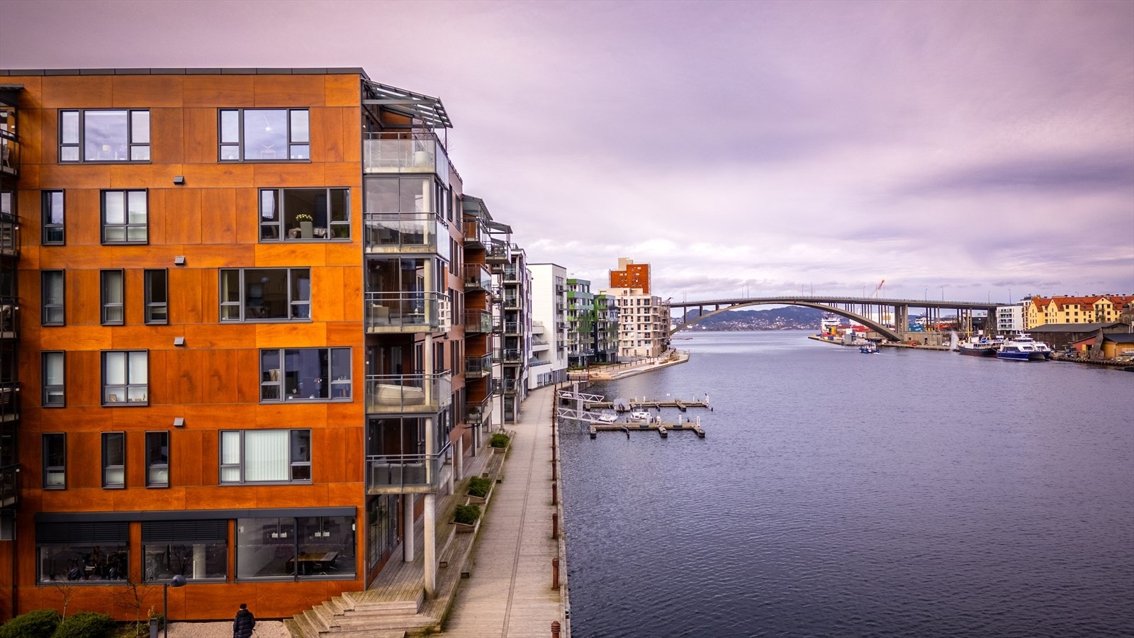 Leilighetskomplekset har en sentral beliggenhet i like ved Puddefjorden i flotte og maritime omgivelser, i et av Bergenes mest spennende utviklingsområder. Galleribilde