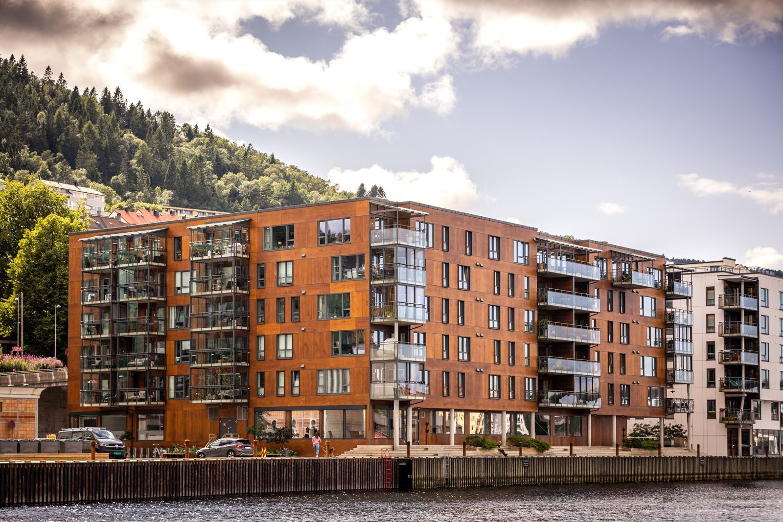 Sameiet fremstår som svært veldrevet, og beboerne melder om høy trivsel. Det er også gode bussforbindelser i området med busstopp like ved. Galleribilde