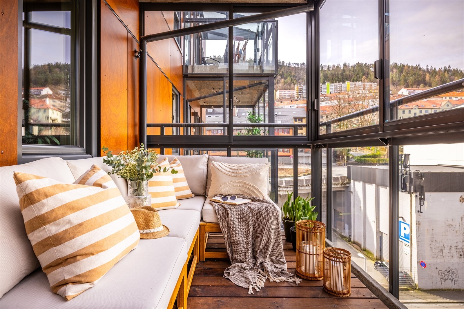 Med vestvendt beliggenhet kan ettermiddagssolen virkelig nytes, balkongen forøvrig innbyr til koselige stunder med familie og venner. Galleribilde