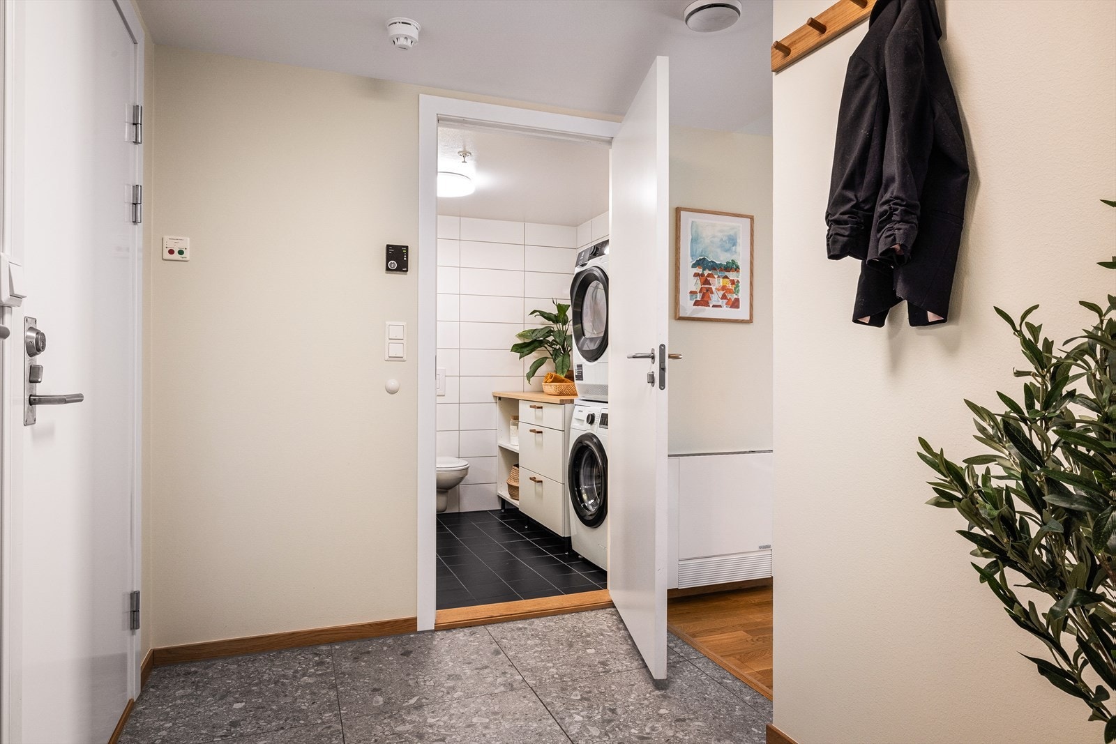 Videre fra entréen er det tilkomst til badet. Det er for øvrig lagt nye fliser i entréen i 2024. Galleribilde