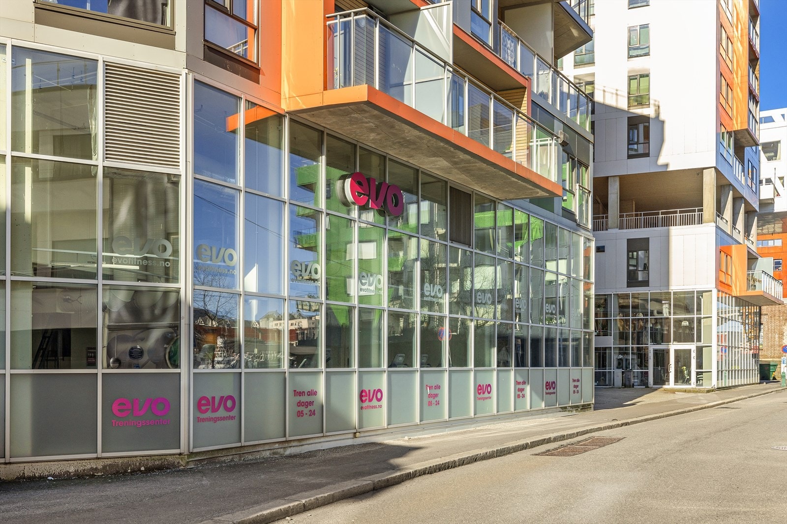 Treningssenteret EVO Fitness ligger i gangavstand og holder åpent 365 dager i året. Av andre treningssentre finner man Sats på Laksevåg, Sporty Bergen, Next og SATS på Danmarksplass. Galleribilde