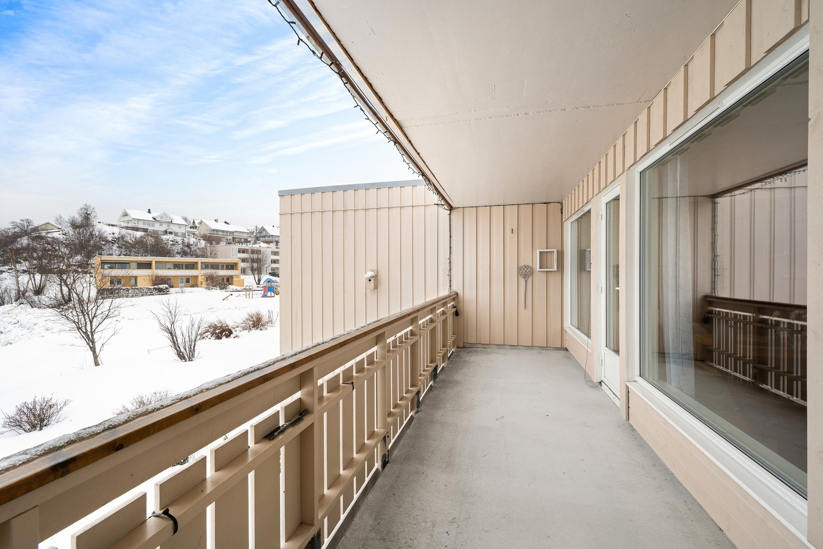 Balkong med takoverbygg og plass til utemøblement Galleribilde