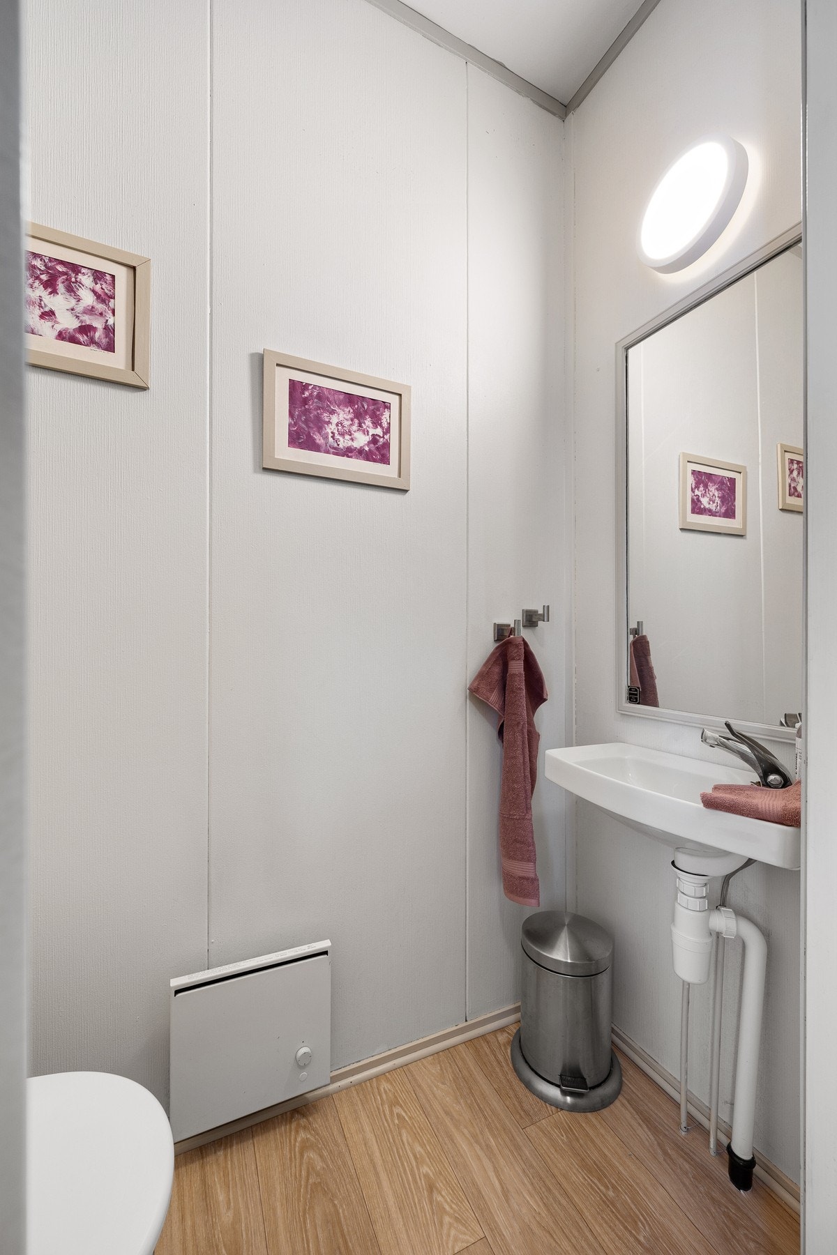 Praktisk med eget toalettrom i hovedetasjen Galleribilde