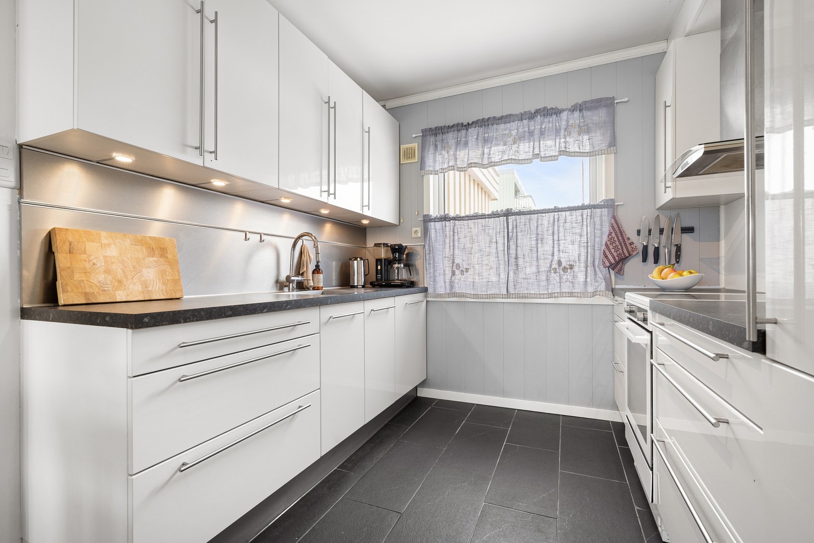 Kjøkkeninnredning med glatte slette fronter Galleribilde