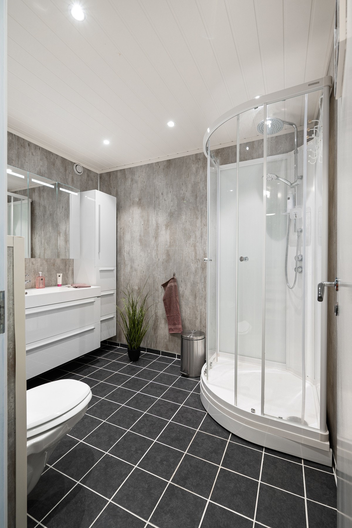 I tillegg er det dusjkabinett og vegghengt toalett Galleribilde