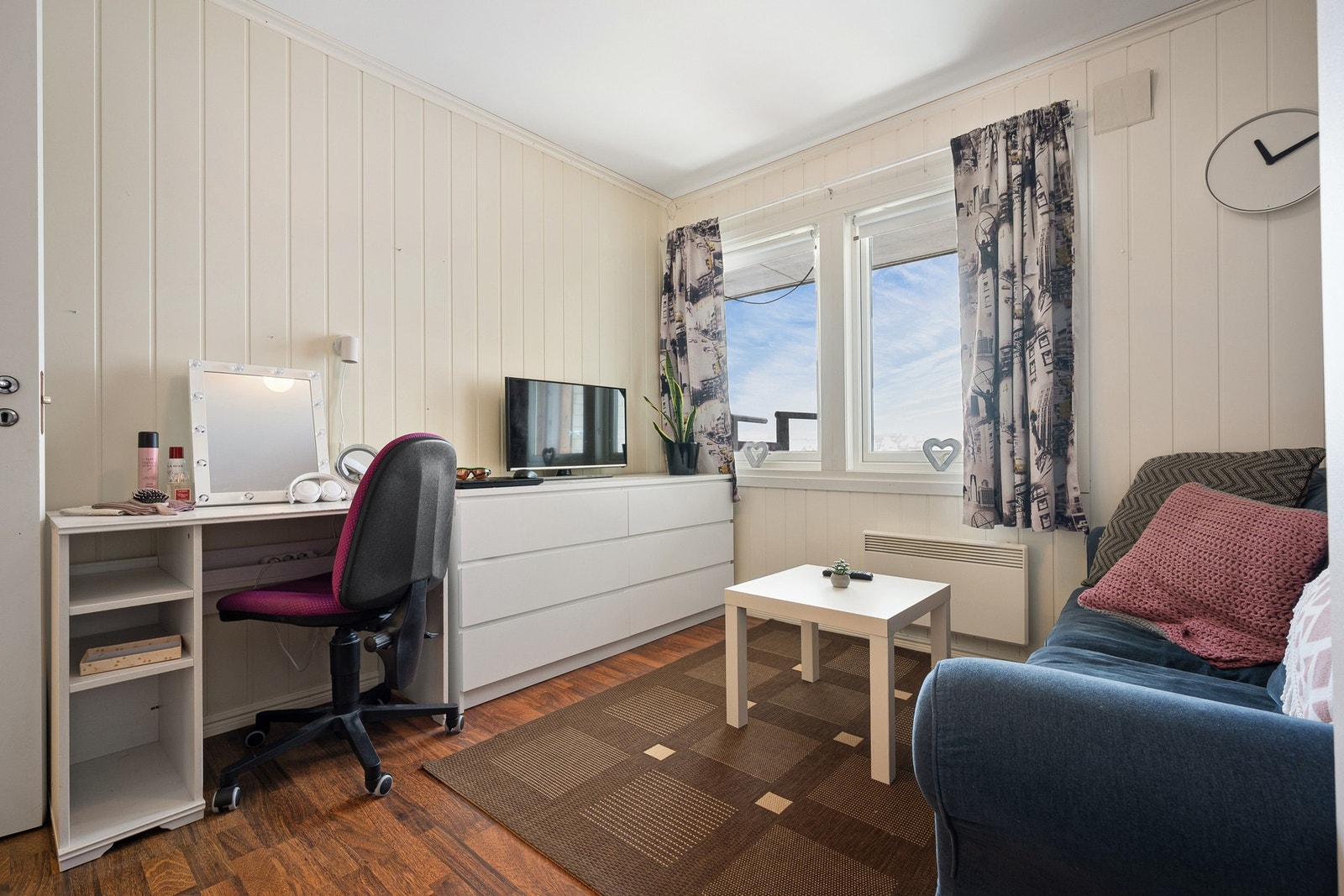 Totalt har boligen tre soverom, alle av fin størrelse med god plass til seng og annet ønskelig møblement Galleribilde