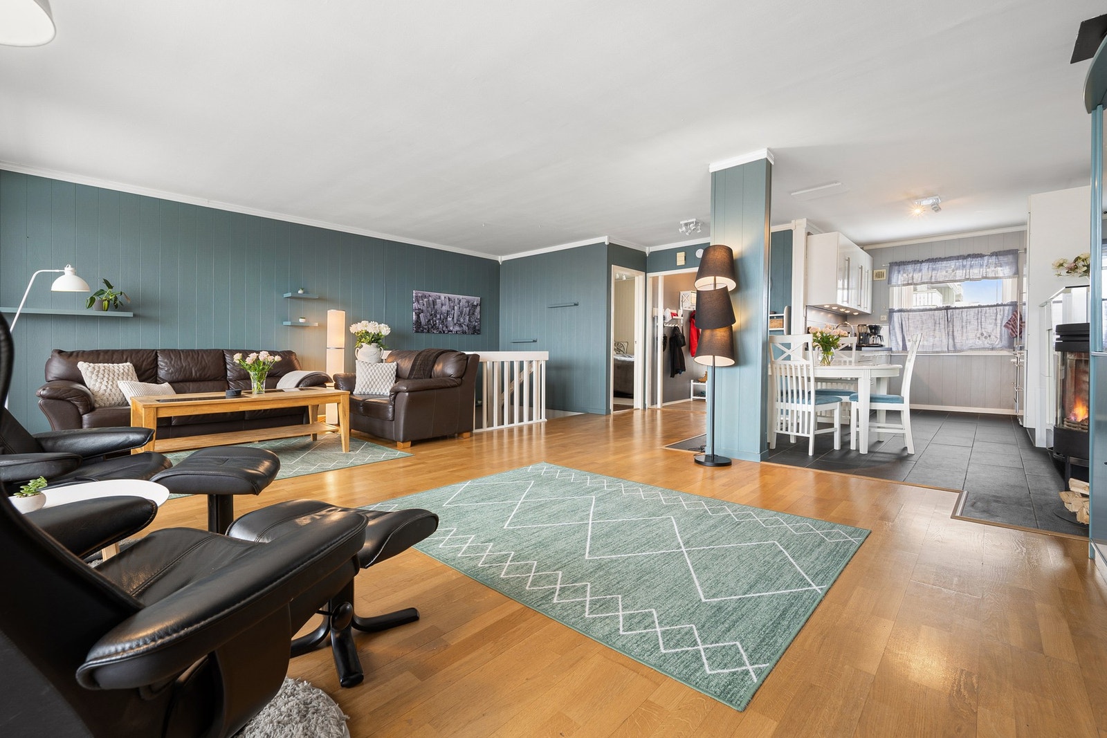 Her finner du mange muligheter for ulike møbleringsløsninger, og du har god plass til flere sittegrupper Galleribilde