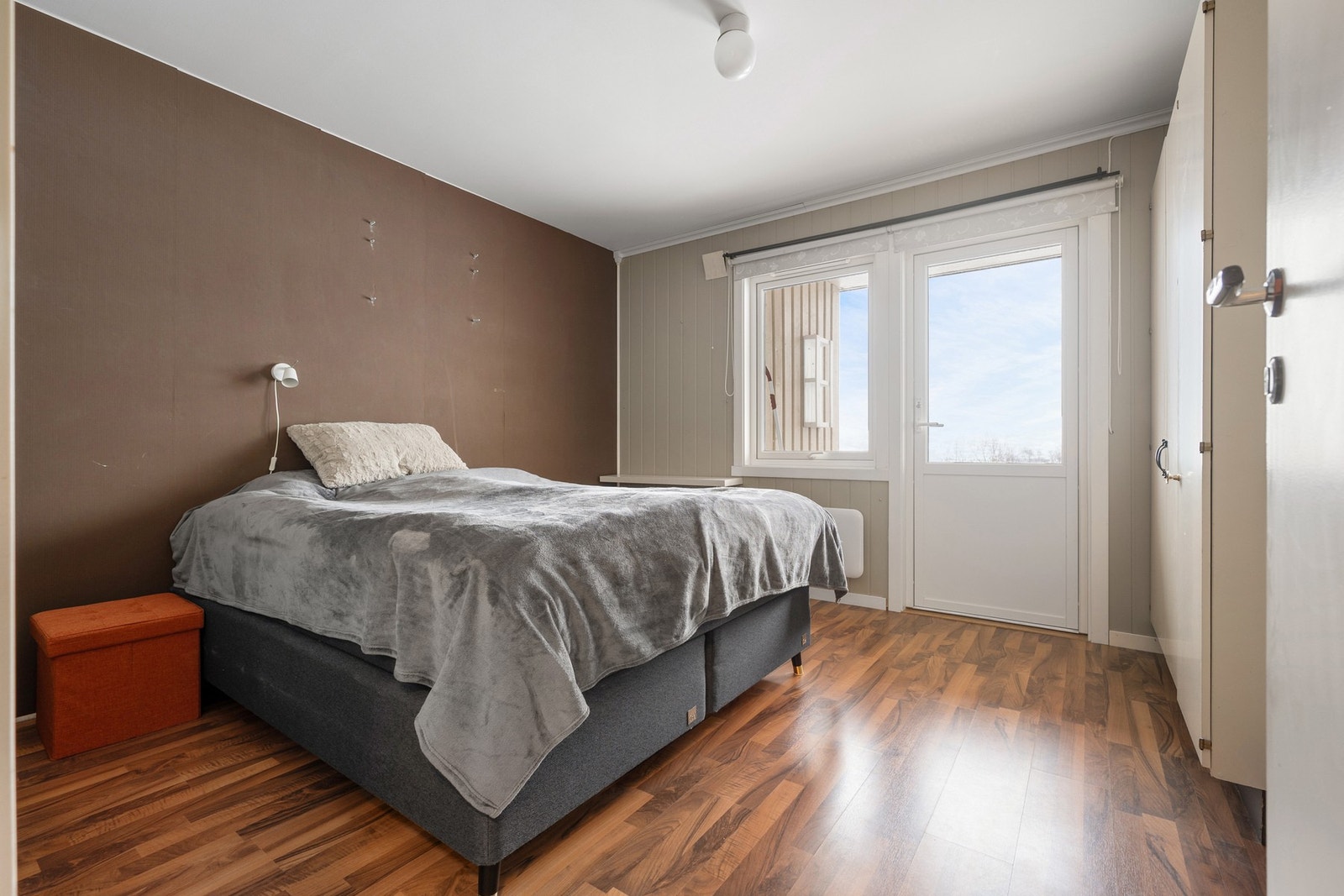 Soverom med utgang til terrasse og hage Galleribilde