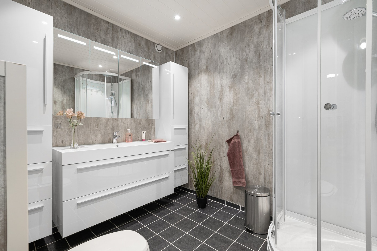 Badet er renovert i 2015 og har flislagt gulv med varmekabler Galleribilde