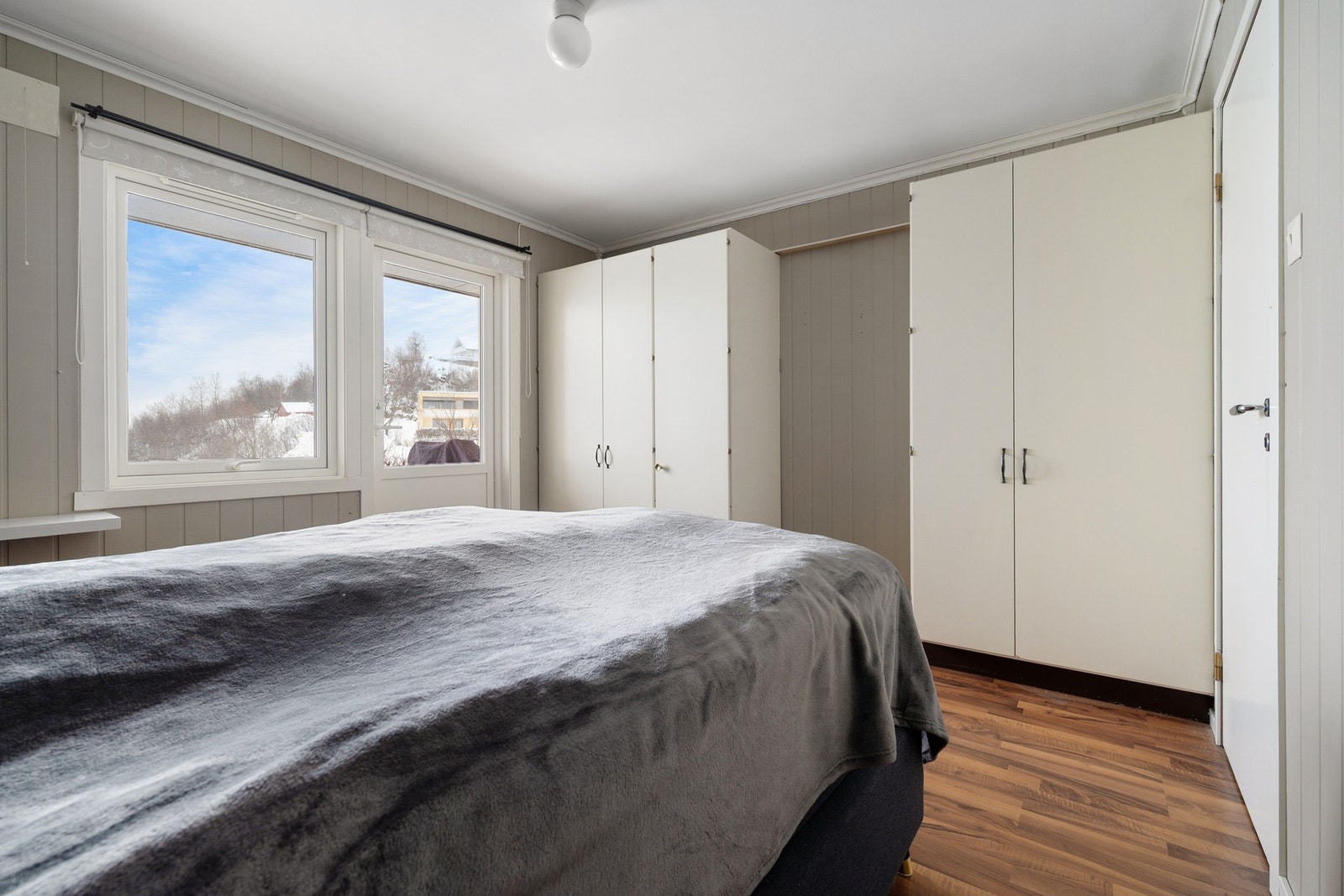 Rommet er av god størrelse med innebygde garderobeskap Galleribilde