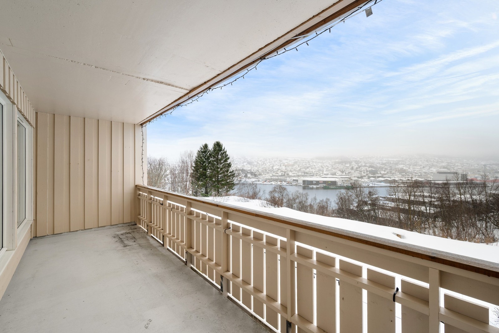 Høyt i terrenget har du flott utsikt både mot havet og byen Galleribilde