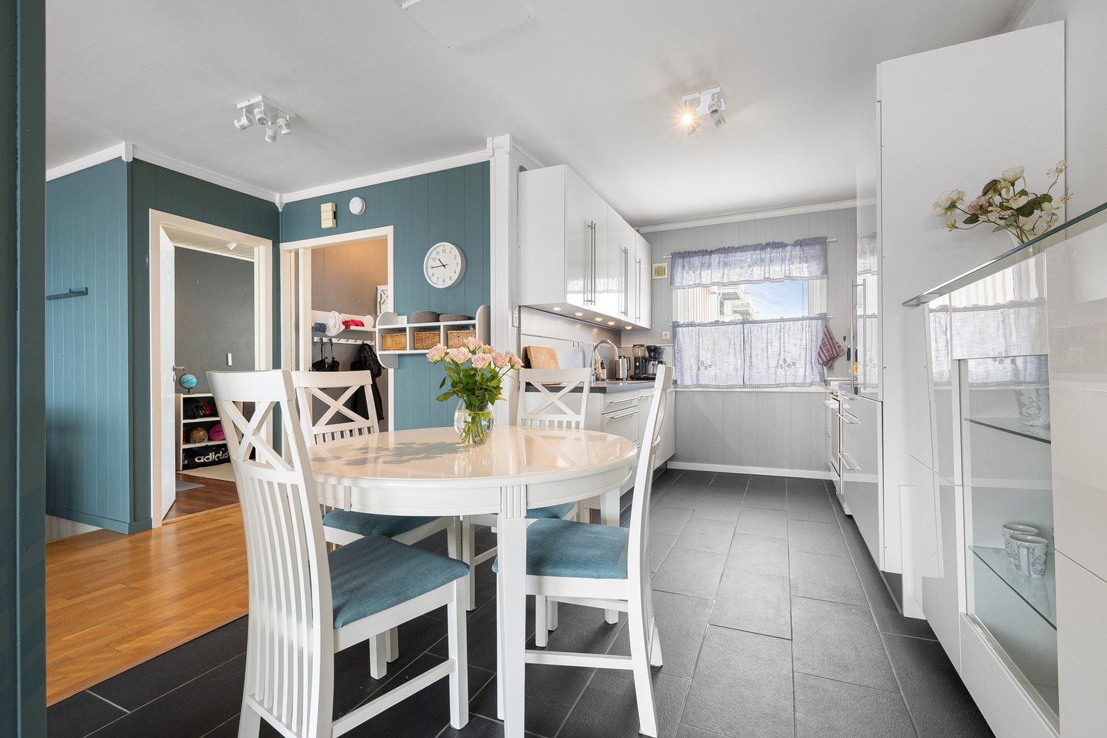 Spisestuen er fint tilknyttet kjøkkenet Galleribilde