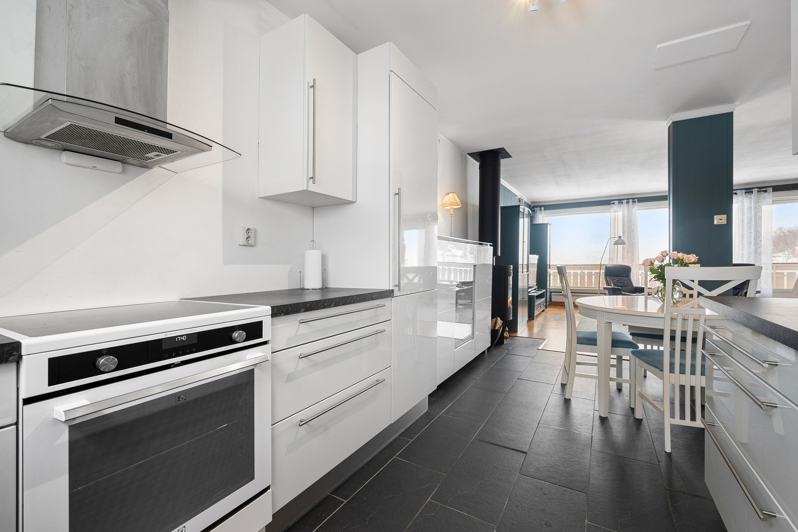 Oppvaskmaskin og kjøle- og fryseskap er integrert Galleribilde