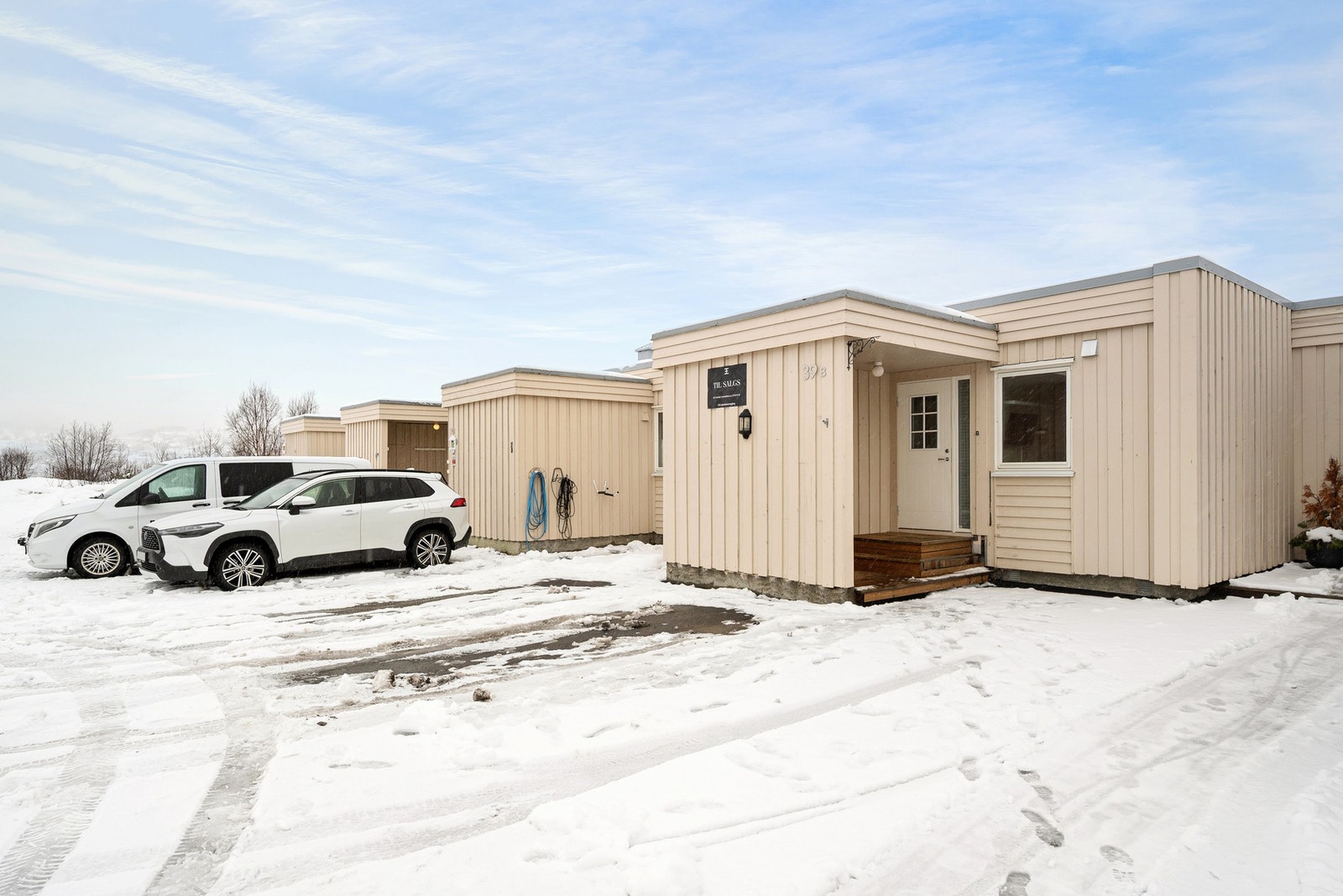 Det er asfaltert gårdsplass utenfor rekkehuset, hvor det er plass til to biler Galleribilde