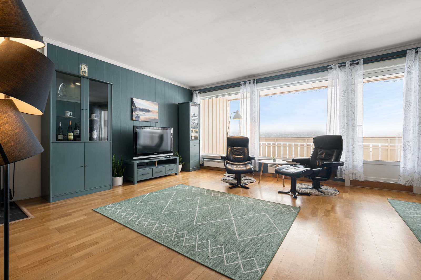 Store vindusflater gir rikelig med dagslys inn i rommet Galleribilde