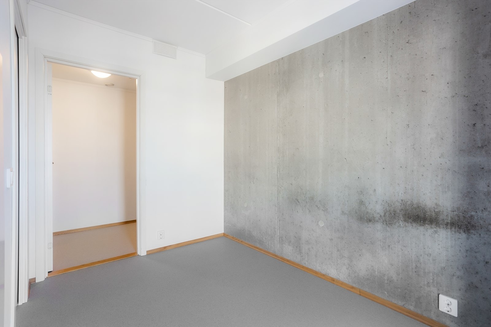 Soverom med inngang til bod Galleribilde