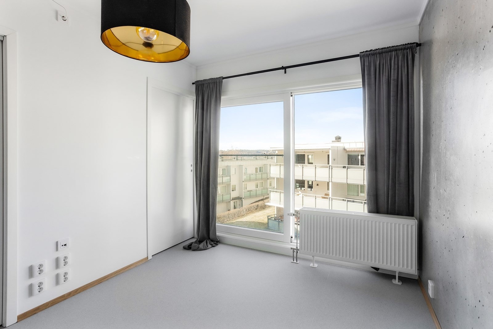 Stue med store lysflater Galleribilde