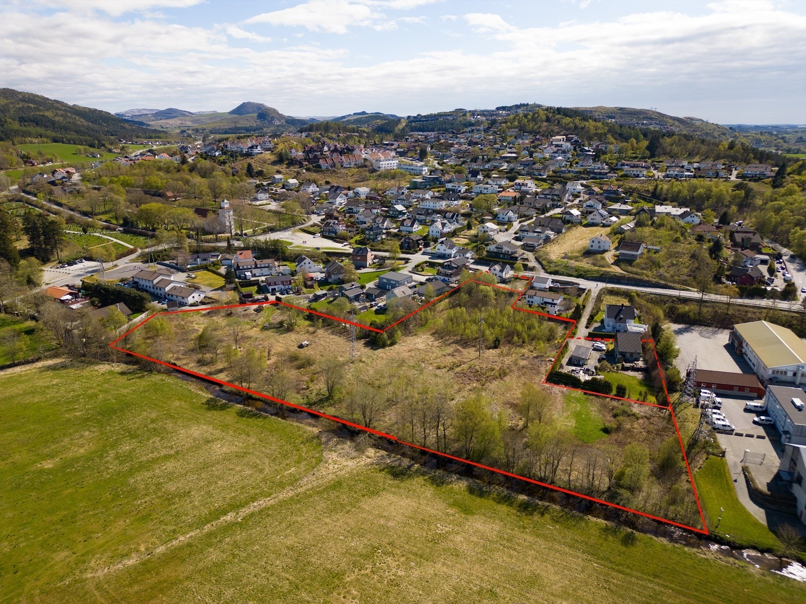 Tomtegrenser er tegnet inn for å gi en idé om tomtens utforming. De er ikke nøyaktige. Galleribilde