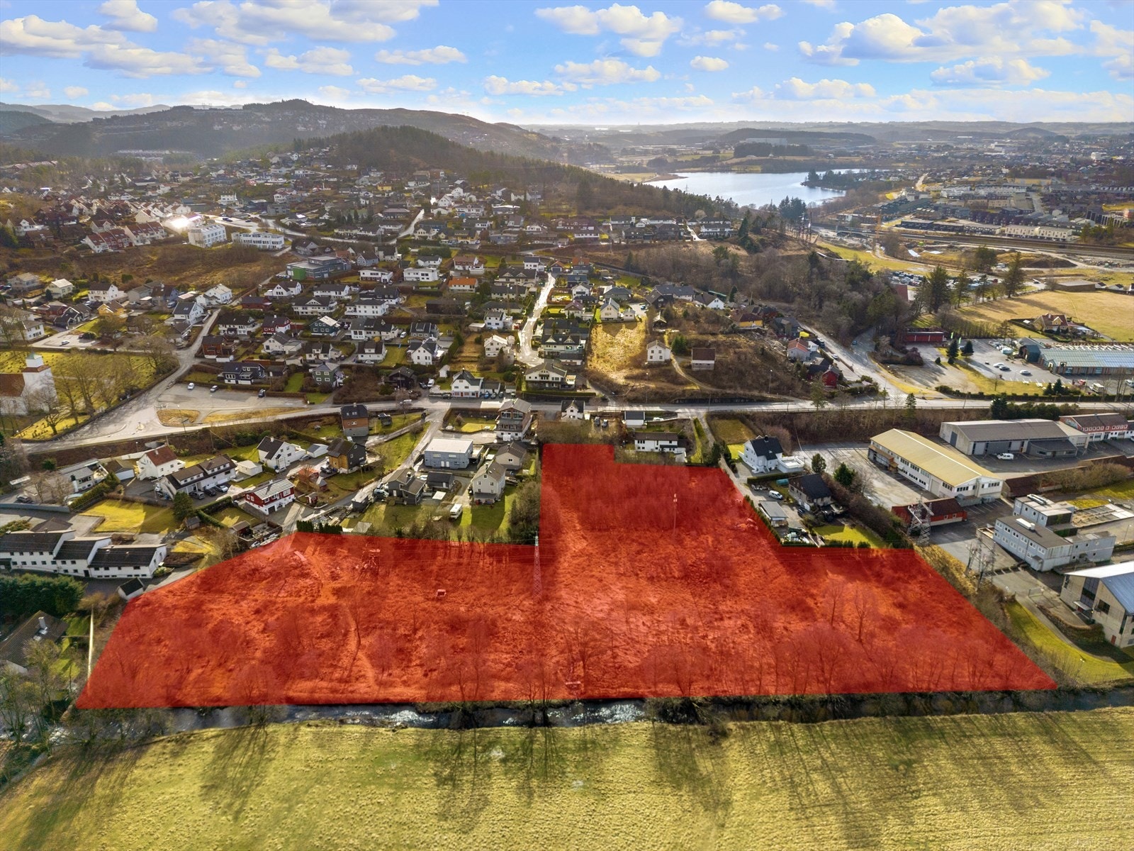 Tomtegrenser er tegnet inn for å gi en idé om tomtens utforming. De er ikke nøyaktige. Galleribilde