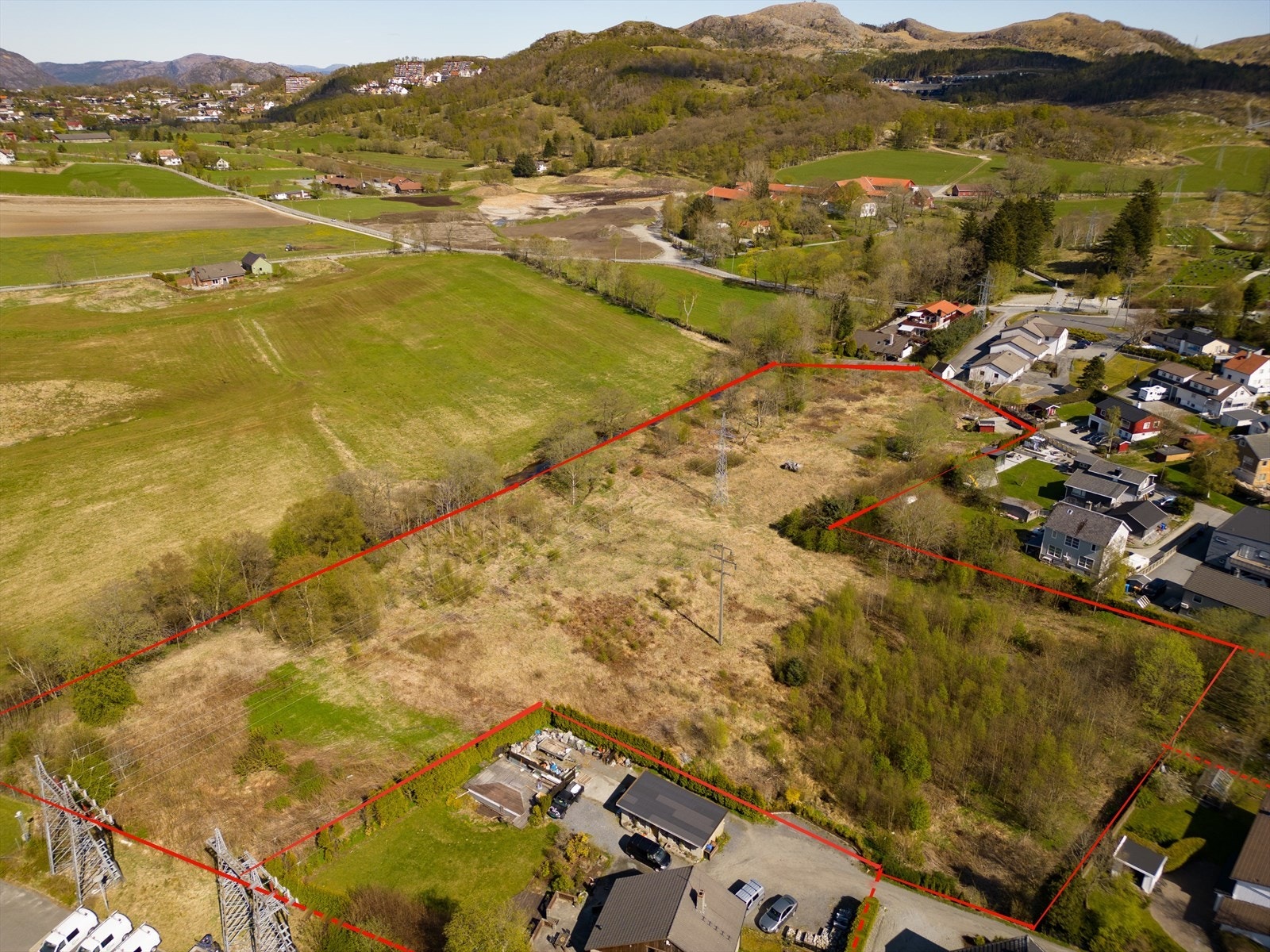 Tomtegrenser er tegnet inn for å gi en idé om tomtens utforming. De er ikke nøyaktige. Galleribilde