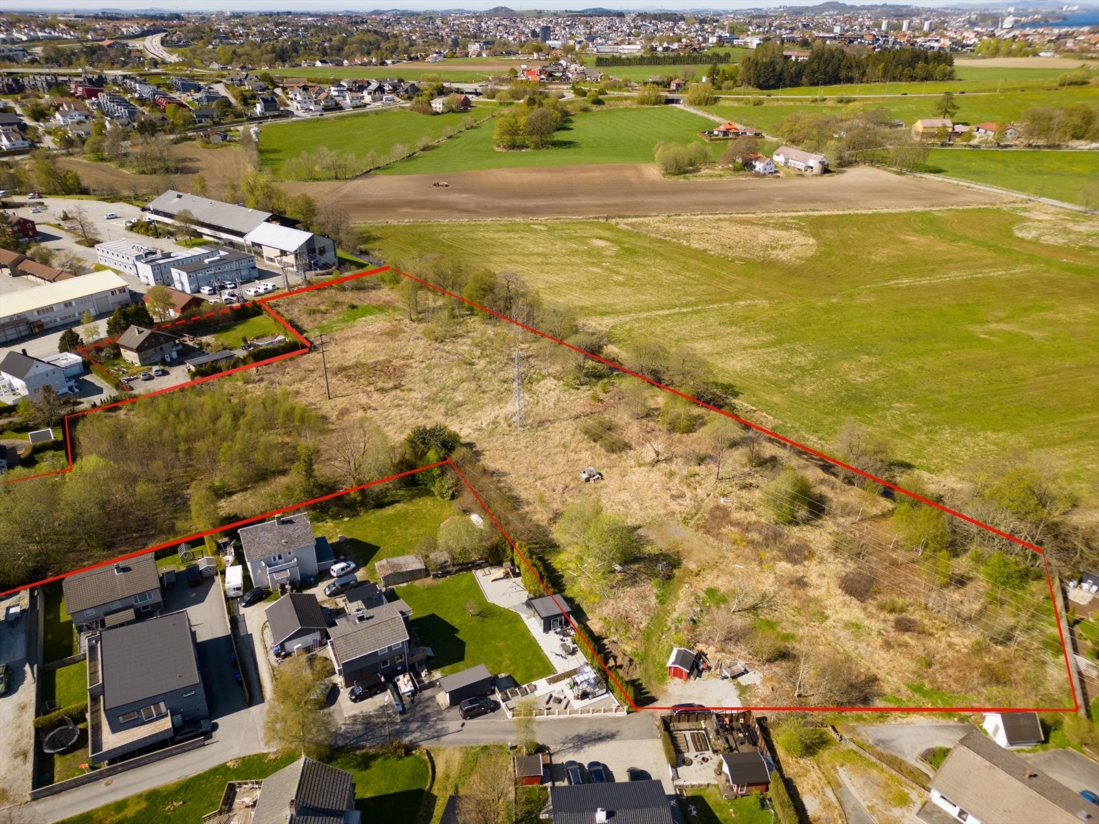 Tomtegrenser er tegnet inn for å gi en idé om tomtens utforming. De er ikke nøyaktige. Galleribilde