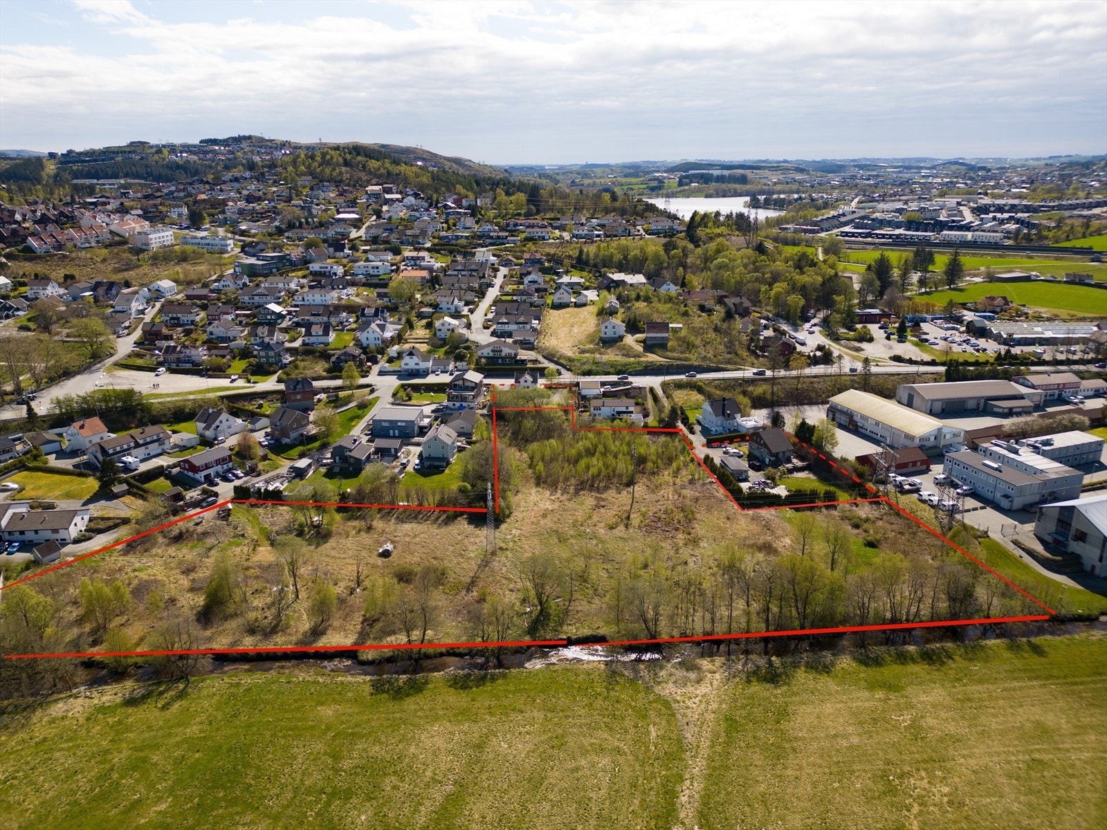 Tomtegrenser er tegnet inn for å gi en idé om tomtens utforming. De er ikke nøyaktige. Galleribilde