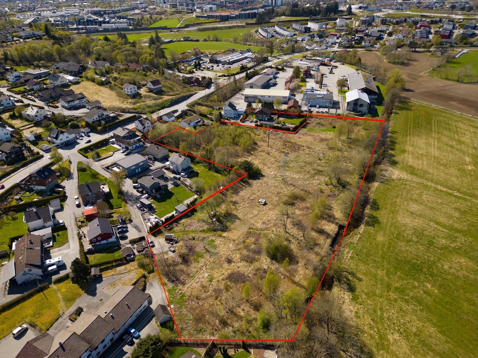 Tomtegrenser er tegnet inn for å gi en idé om tomtens utforming. De er ikke nøyaktige. Gamle Ålgårdsveien 120 som ligger helt inntil veien medfølger også. Boligeiendom innenfor stiplet linje selges separat. Galleribilde