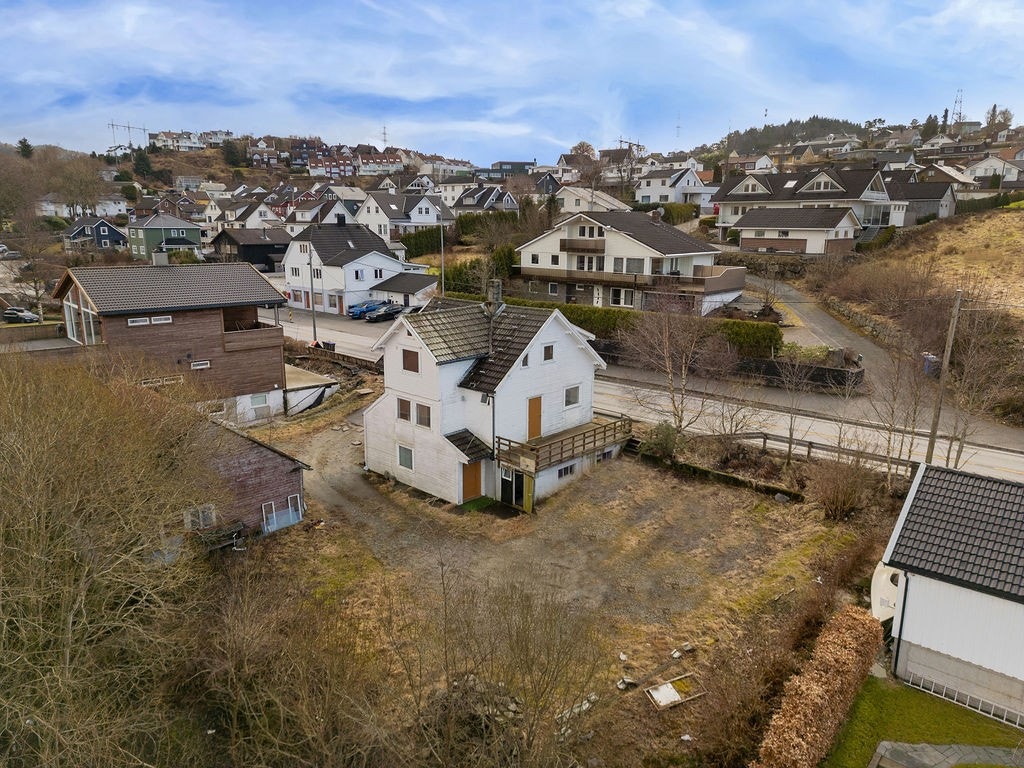 Gamle Ålgårdsveien 120 - En eldre enebolig med tilhørende driftsbygning. Begge bygningene er renoveringsobjekter. Galleribilde