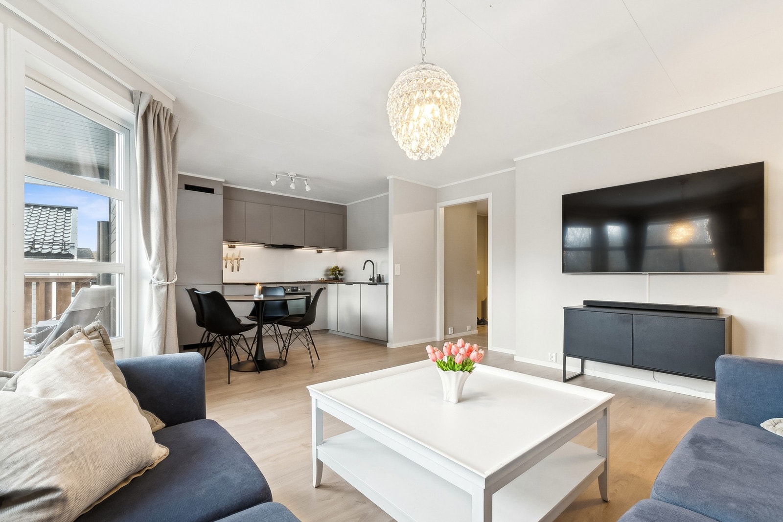 Utgang til balkong med gode solforhold. Galleribilde