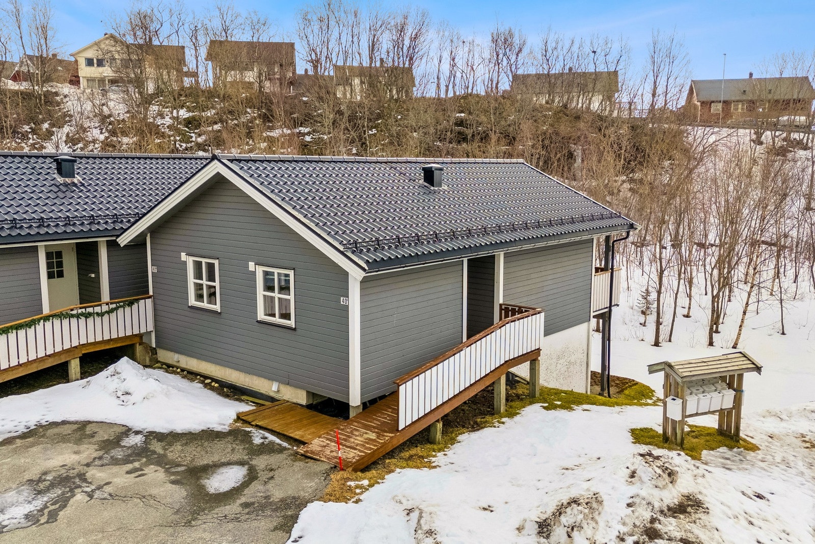 Leiligheten har inngang fra bakkeplan, men ligger reelt i 2.etasje. Galleribilde