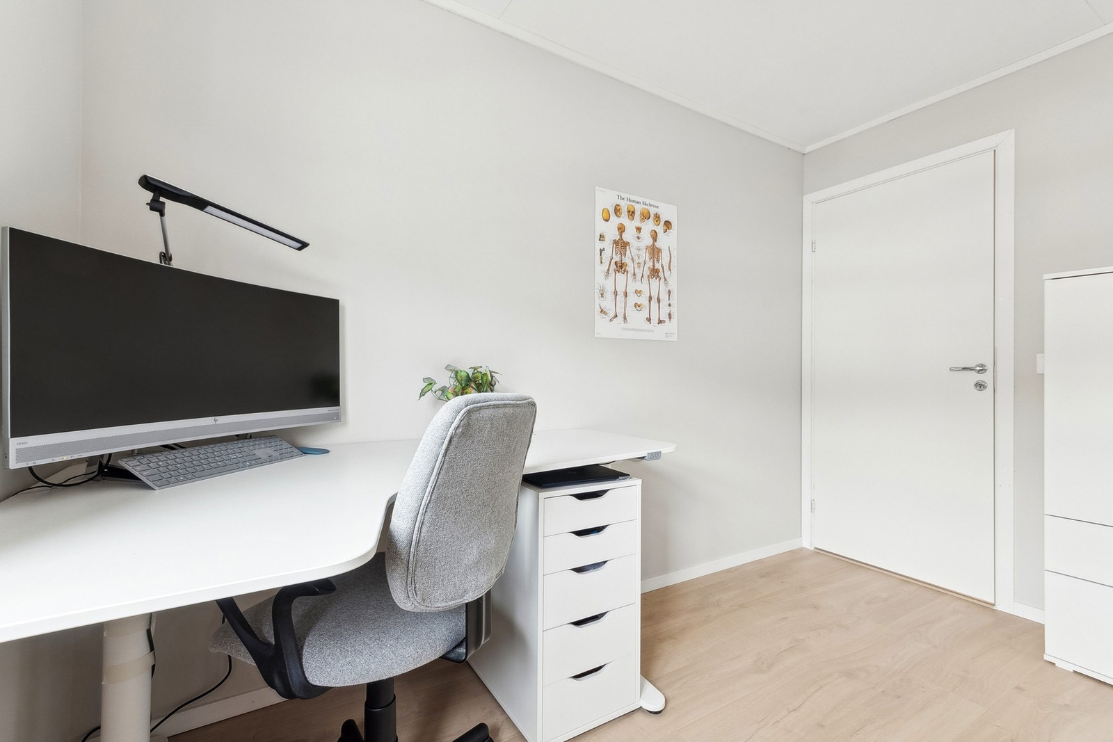 Soverom 2 som kan benyttes som kontor, gjesterom eller barnerom. Galleribilde