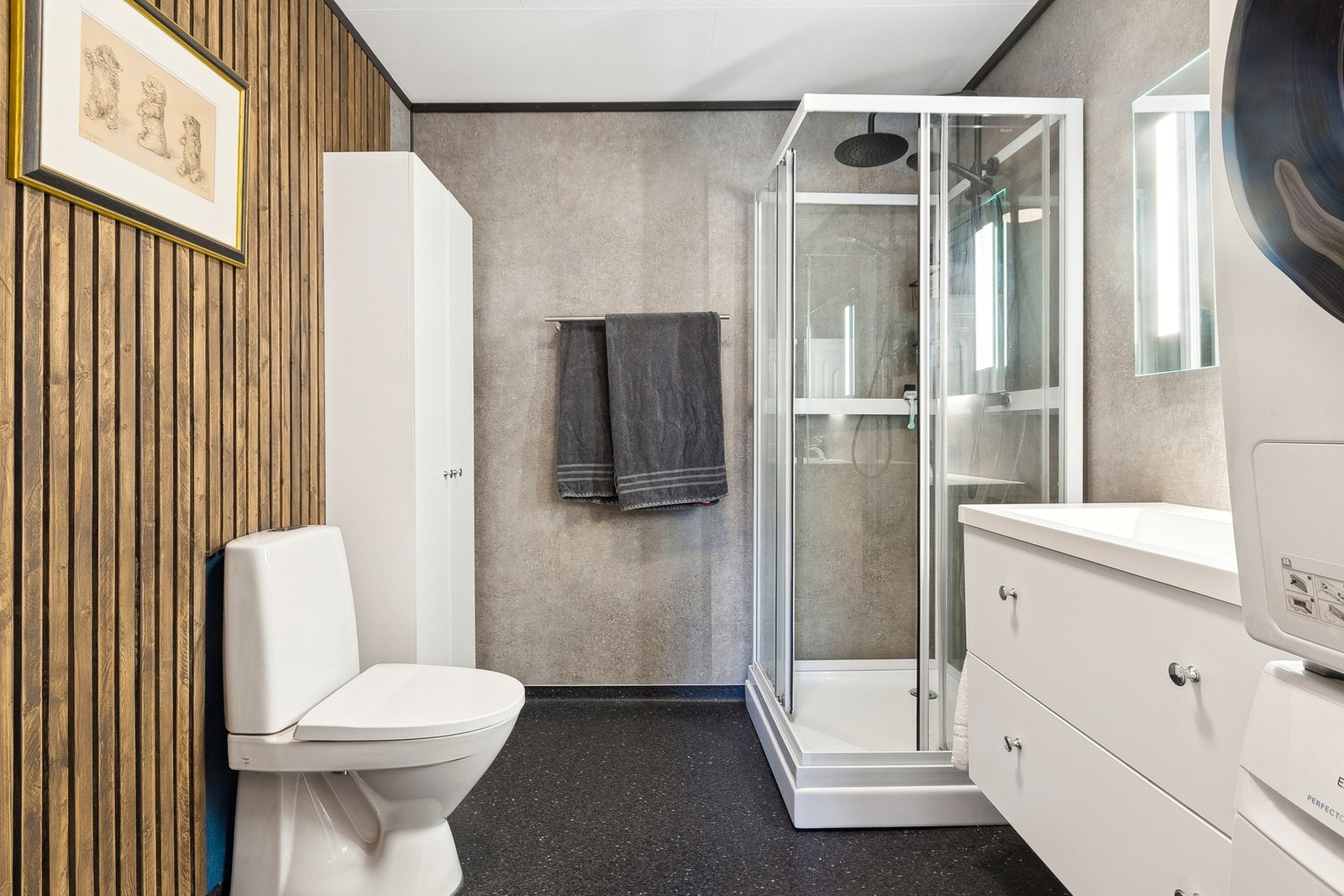 Badet ble pusset opp i 2023 med nytt gulvbelegg og baderomsplater på veggene. Galleribilde